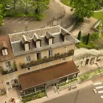 De La Grotte Hotel