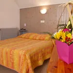 De La Grotte 2*