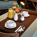 Hotel De La Grotte Aix-les-Bains
